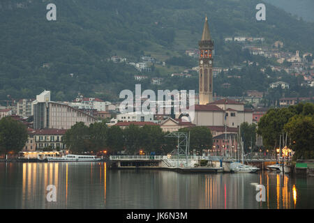 L'Italie, la Lombardie, région des lacs, le Lac de Lecco, Como-Lake Lecco, vue sur la ville et la Basilique de San Nicolo, soir Banque D'Images