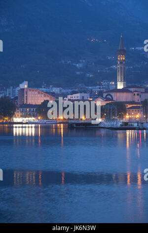 L'Italie, la Lombardie, région des lacs, le Lac de Lecco, Como-Lake Lecco, vue sur la ville et la Basilique de San Nicolo, soir Banque D'Images