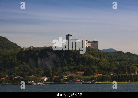 L'Italie, la Lombardie, le Lac Majeur, Angera, Rocca Borromeo Château, vue d''Arona Banque D'Images