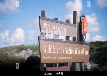 Un accès à la plage de la mer des îles-Gulf panneau près des dunes de sable. Banque D'Images