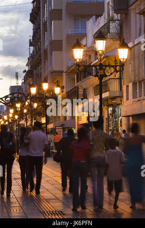 République dominicaine, Santo Domingo, la Zona Colonial, Calle El Conde, piétons, crépuscule, NR Banque D'Images