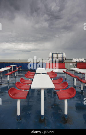 L'Estonie, l'ouest de l'Estonie, Virtsu, ferry sièges sur le Saaremaa-Muhu Island Ferry Banque D'Images