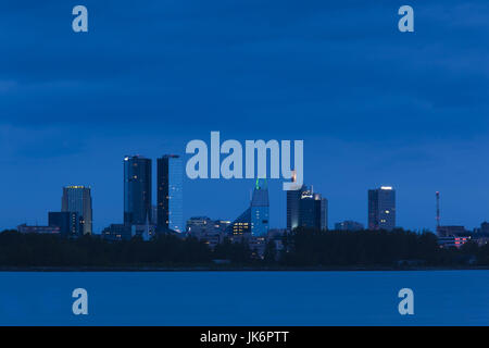 L'Estonie, Tallinn, vue sur la ville à partir de la baie de Tallinn, soir Banque D'Images