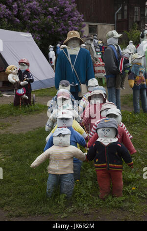 La Lettonie, l'ouest de la Lettonie, Kurzeme Région, Sabile, art populaire en plein air, exposition de poupées Famille Lettone Banque D'Images