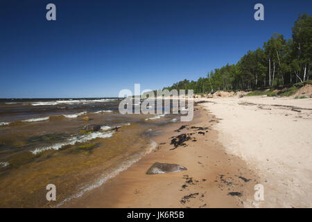 La Lettonie, le nord-est de la Lettonie, de la région de la côte de Vidzeme, Saulkrasti, plage par l'Veczemju Red Cliffs Banque D'Images
