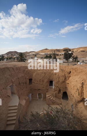 La Tunisie, Ksour, Matmata, elevated view de bâtiments souterrains Banque D'Images