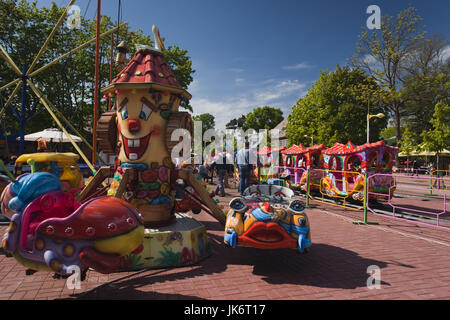 La Lituanie, dans l'ouest de la Lituanie, Palanga, Basanaviciaus rue piétonne, parc d'enfants Banque D'Images