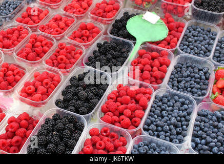 Fruits rouges fruits frais biologiques vendus sur market stall Banque D'Images