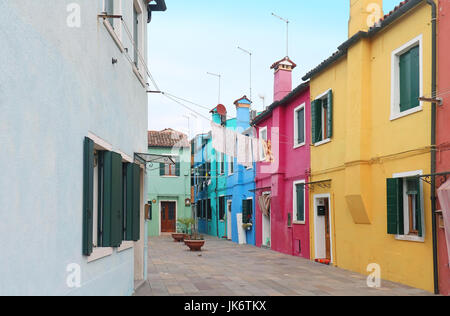 Maisons aux façades colorées de Burano island street Banque D'Images