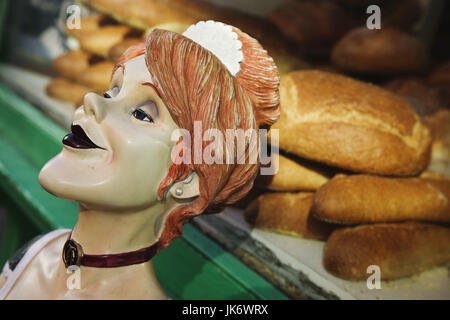 USA, New York, Manhattan, Soho, Bäckerei, Bäckereiverkäuferin "Skulptur', Détail, Amerika, Nordamerika Großstadt, Weltstadt, Stadtteil, rue Prince, Vesuvio Bakery, statue, Frau, Verkäuferin Theke Weißbrote,,, Brötchen, Brotsorten, Verkauf, Einzelhandel, innen Banque D'Images