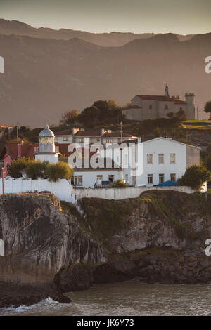 L'Espagne, région des Asturies, Asturies Province, Llanes, phare de Llanes Banque D'Images