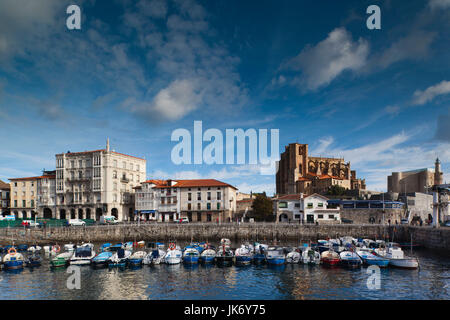 L'Espagne, Cantabria, Cantabria Région Province, Castro-Urdiales, vue de la ville et le port. Banque D'Images