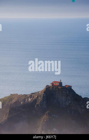 Espagne, Pays basque Région, province de Vizcaya, Cabo Machichaco, du cap San Juan de Gaztelugache island hermitage Banque D'Images