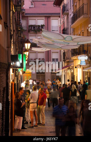 L'Espagne, la région de La Rioja, La Rioja Province, Logrono, les foules à l'extérieur de bars à tapas dans la Calle Laurel Street Banque D'Images