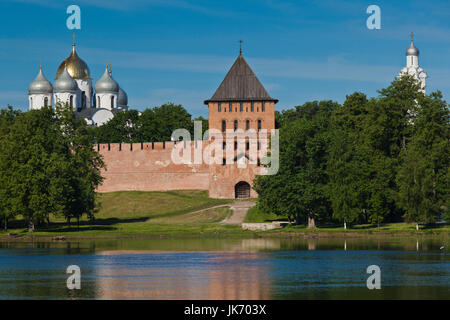 La Russie, l'oblast de Novgorod, Veliki Novgorod, Novgorod Kremlin, vue de la rivière Volkhov, matin Banque D'Images