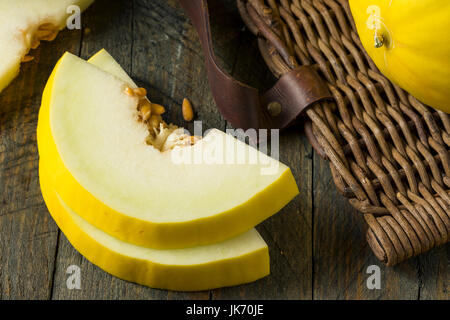 Melon jaune biologiques crus Honedew prêt à manger Banque D'Images