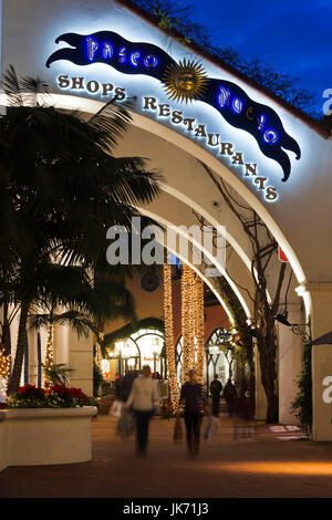 États-unis, Californie, le sud de la Californie, Santa Barbara, l'entrée au centre commercial Paseo Nuevo, soir Banque D'Images