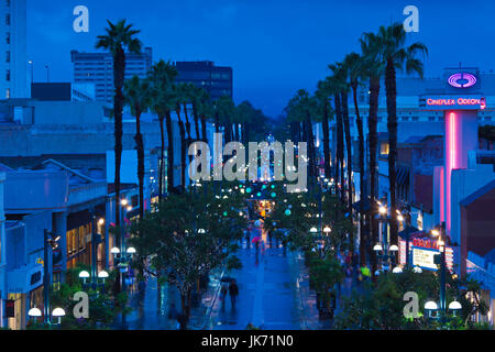 États-unis, Californie, Californie du Sud, dans la région de Los Angeles, Santa Monica, elevated view de Third Street Promenade, soir Banque D'Images