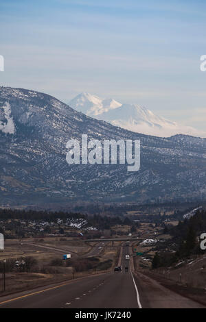 États-unis, Californie, Californie du Nord, montagnes du Nord, la Grenade, vue de Mt. Shasta, altitude 14 162 pieds de la Route 5 Banque D'Images