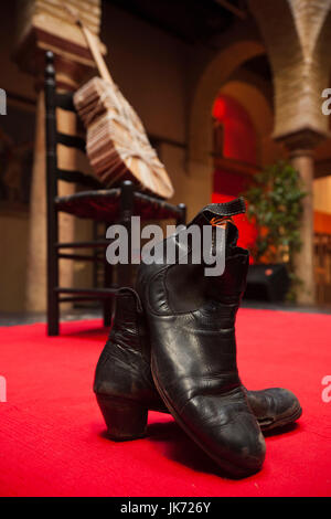 Espagne, Andalousie, région Province de Séville, Séville, Museo musée Flamenco, Guitare et bottes Banque D'Images