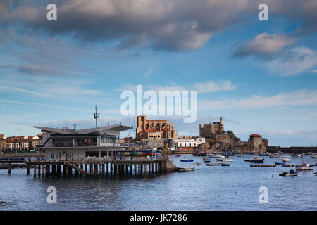 L'Espagne, Cantabria, Cantabria Région Province, Castro-Urdiales, vue de la ville et le port. Banque D'Images