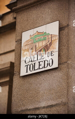 Espagne, Madrid, Centro, Plaza Mayor, signe pour la Calle de Toledo street Banque D'Images