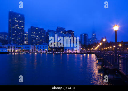 États-unis, Californie, San Francisco, Embarcadero, vue sur le centre-ville de Pier 7, Broadway Pier, Dawn Banque D'Images