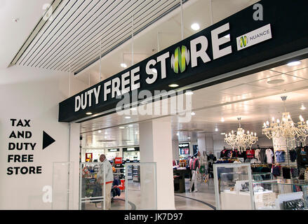 Cardiff, Royaume-Uni : Novembre, 2016 : Les gens sont parcourt la marchandise dans la zone duty free à l'aéroport de Cardiff. L'aéroport de Cardiff a été en vertu de la Banque D'Images