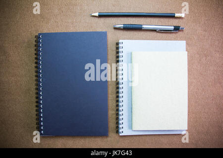 Accessoires d'affaires sur le bureau : notebooks,stylo, crayon. Avec vignette Banque D'Images