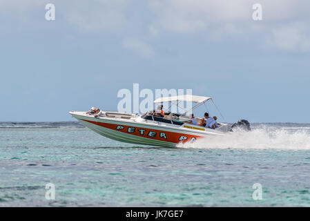 Blue Bay, Ile Maurice - Décembre 27, 2015 : vitesse de luxe privé bateau navigue avec les touristes sur la plage de Blue Bay, l'une des plus belles plages de l'Ile Maurice un Banque D'Images