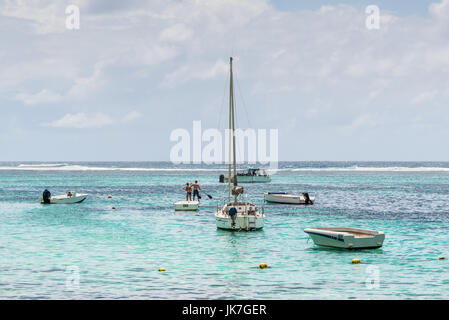 Blue Bay, Ile Maurice - Décembre 27, 2015 : Bateaux de plaisance sur la plage de Blue Bay, l'une des plus belles plages de Maurice et le site de nombreux tourisme Banque D'Images