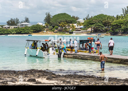 Blue Bay, Ile Maurice - Décembre 27, 2015 : des personnes non identifiées, obtenir sur les bateaux de la plage de Blue Bay, l'une des plus belles plages de Maurice et th Banque D'Images