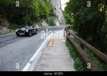 GOLA DEL FURLO, ITALIE - 19 MAI : Ferrari 225 Spider VIGNALE 1952 S sur une vieille voiture de course en rallye Mille Miglia 2017 la célèbre course historique italien ( Banque D'Images