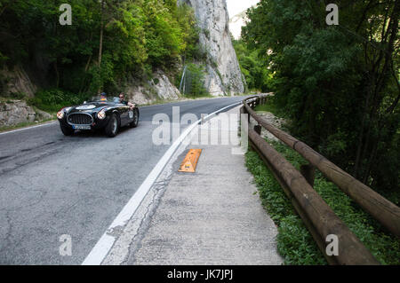 GOLA DEL FURLO, ITALIE - 19 MAI : Ferrari 225 Spider VIGNALE 1952 S sur une vieille voiture de course en rallye Mille Miglia 2017 la célèbre course historique italien ( Banque D'Images