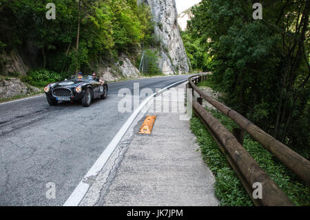 GOLA DEL FURLO, ITALIE - 19 MAI : Ferrari 225 Spider VIGNALE 1952 S sur une vieille voiture de course en rallye Mille Miglia 2017 la célèbre course historique italien ( Banque D'Images