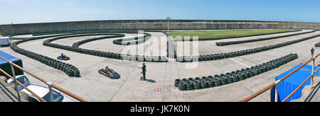 Go-karts laissant la voie à l'issue d'une course à la piste de karting sur front de mer de Blackpool Banque D'Images