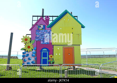 Petite maison en bois en construction dans le cadre de la Blackpool Illuminations qui s'exécutent annuellement dans la ville durant les mois d'automne Banque D'Images