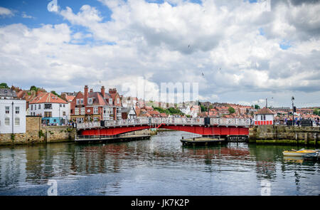 Le port de Whitby, Swing Bridge, North Yorkshire, Angleterre, Royaume-Uni, l'été 2017. Banque D'Images