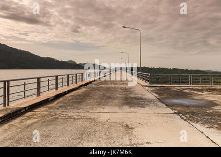 Belle vie et barrage en béton dans le crépuscule du temps avec la réflexion sur la route du barrage Banque D'Images