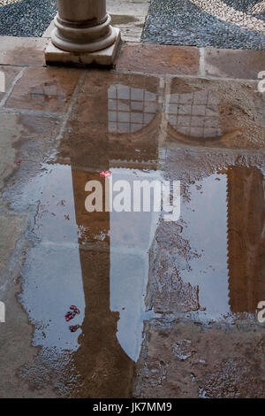 Reflet d'une colonne dans une flaque d'eau, Palais du Doyen Ortega, National Parador de Ubeda, Jaen province, est l'une des plus anciennes paradores en Espagne Banque D'Images