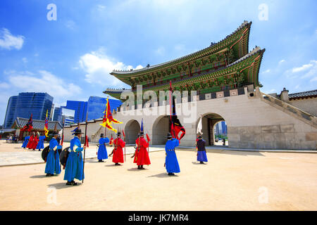 Séoul, Corée du Sud - le 28 juin : Soldat avec l'uniforme traditionnel de Joseon garde le Gyeongbokgung Palace le 28 juin 2015 à Séoul, Corée du Sud. Banque D'Images