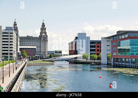 Le Liver Building sur Liverpool waterfront entouré de bâtiments modernes sur William Jessop Way et Princes Dock Banque D'Images