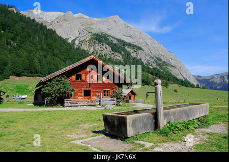 Alpine house et fontaine, Grosser Ahornboden, park Karwendel, fra vallée, Tyrol, Autriche Banque D'Images