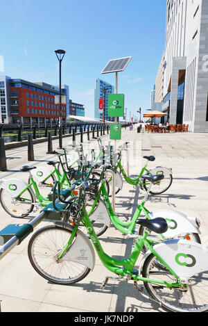 City bike stand sur Princes Dock, Liverpool, Royaume-Uni Banque D'Images