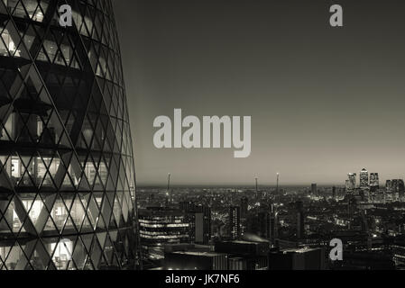 Le noir et blanc sur le Gherkin et Canary Wharf (29 décembre 2016, la ville de London Gherkin et Canary Wharf) Banque D'Images