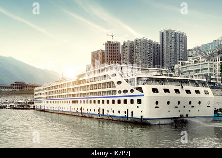 Un grand bateau de croisière amarré dans la rivière Yangtze, Chongqing, Chine. Banque D'Images
