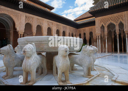 Patio de los Leones (Cour des Lions), Palacios Nazaríes, La Alhambra, Grenade : la fontaine du même nom dans l'avant-plan Banque D'Images