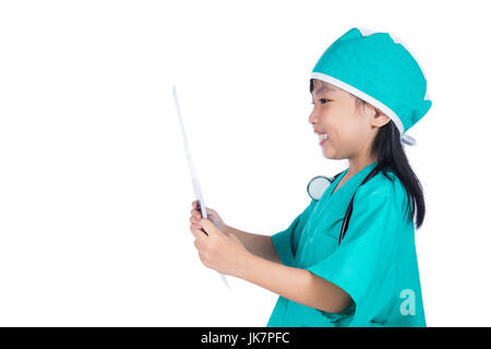 Peu asiatique Chinese Girl Playing Doctor with stethoscope et x-ray en isolé sur fond blanc Banque D'Images