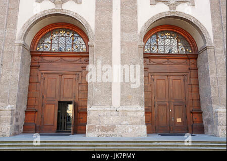 Entrée d'église des Jésuites, Innsbruck, Tyrol, Autriche | Eingang der Jesuitenkirche, Innsbruck, Tirol, Österreich Banque D'Images