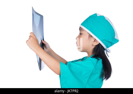 Peu asiatique Chinese Girl Playing Doctor with stethoscope et x-ray en isolé sur fond blanc Banque D'Images